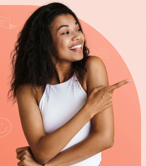 Estudante sorrindo e apontando para os contatos